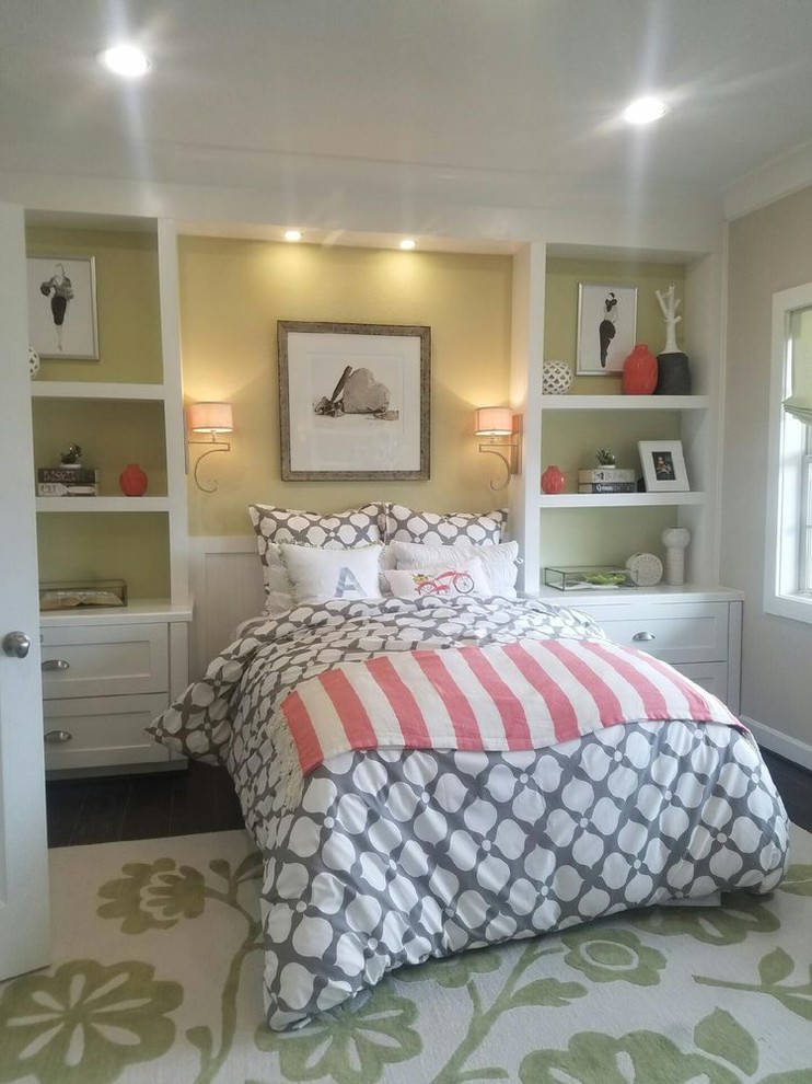 Стильный дизайн: гостевая спальня среднего размера, (комната для гостей) в морском стиле с зелеными стенами, темным паркетным полом и коричневым полом без камина - последний тренд