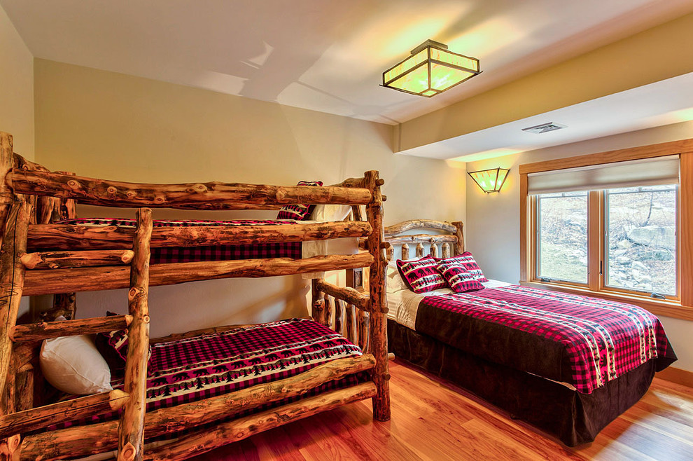 Пример оригинального дизайна: большая гостевая спальня (комната для гостей) в стиле рустика с желтыми стенами, светлым паркетным полом и коричневым полом без камина