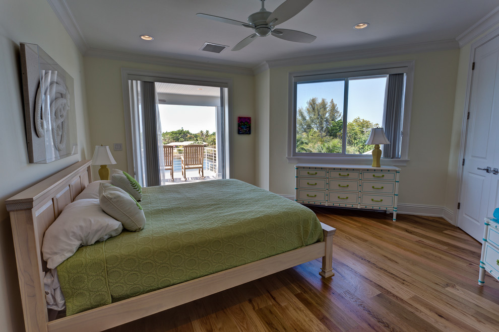 Klassisches Schlafzimmer mit braunem Holzboden in Miami