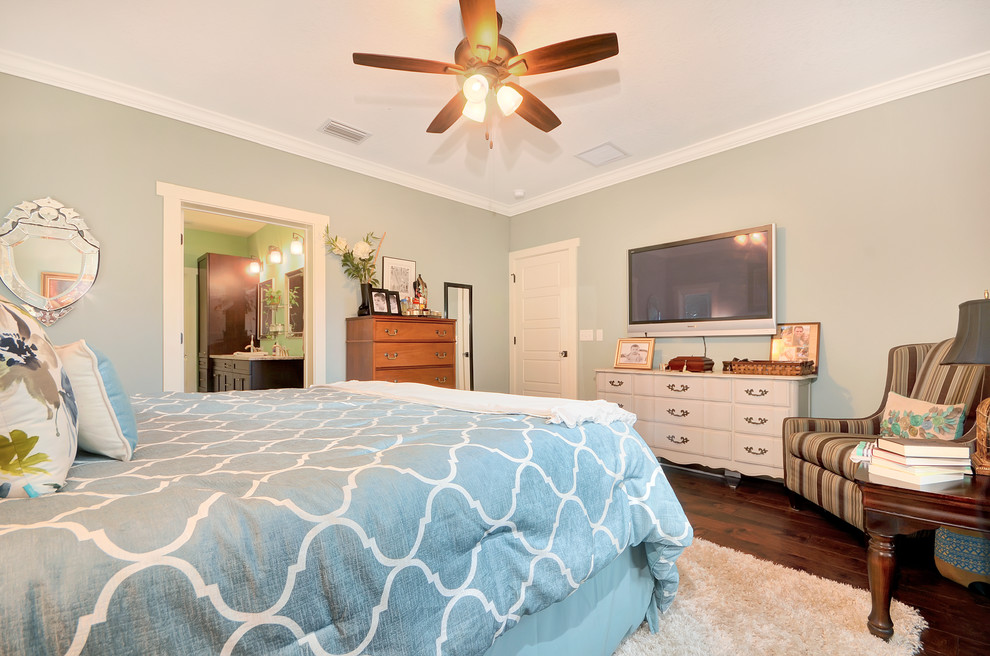 タンパにある中くらいなトラディショナルスタイルのおしゃれな主寝室 (グレーの壁、無垢フローリング、暖炉なし、茶色い床) のインテリア