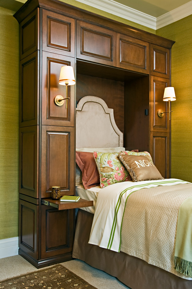 Inspiration för ett mellanstort vintage gästrum, med gröna väggar, heltäckningsmatta och beiget golv