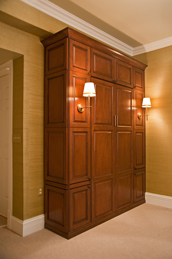 Ejemplo de habitación de invitados clásica de tamaño medio sin chimenea con paredes verdes, moqueta y suelo beige