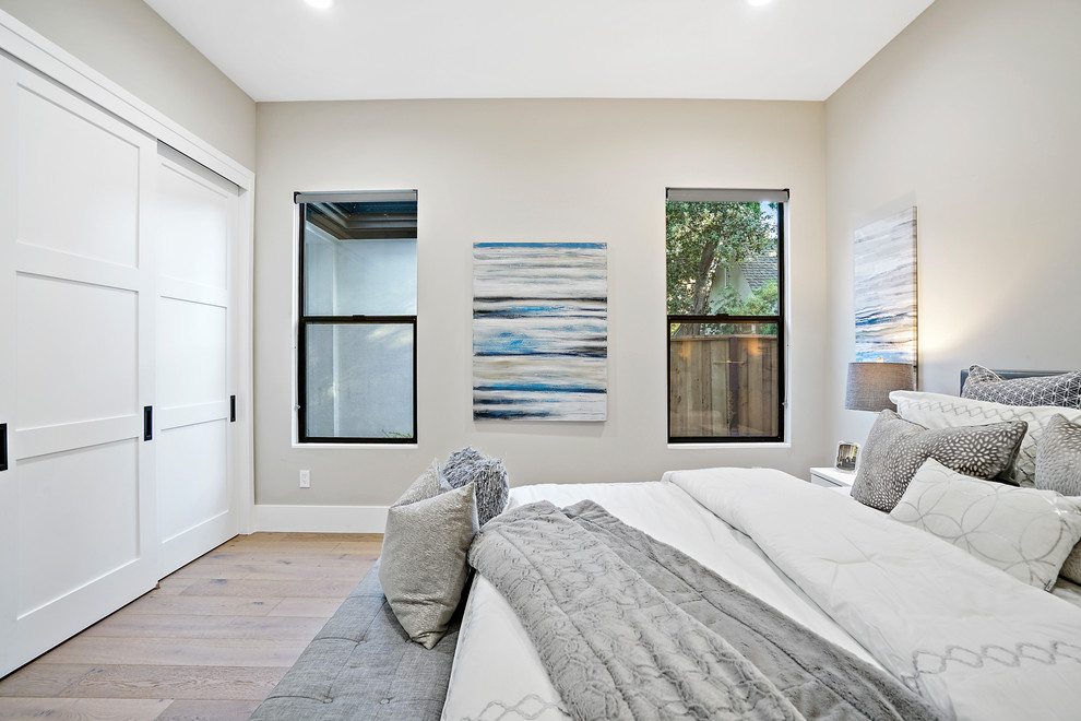 Esempio di una camera da letto minimalista di medie dimensioni con pareti grigie, parquet chiaro e pavimento beige
