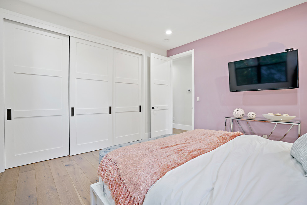 Idée de décoration pour une chambre grise et rose minimaliste de taille moyenne avec un mur rose, parquet clair et un sol beige.