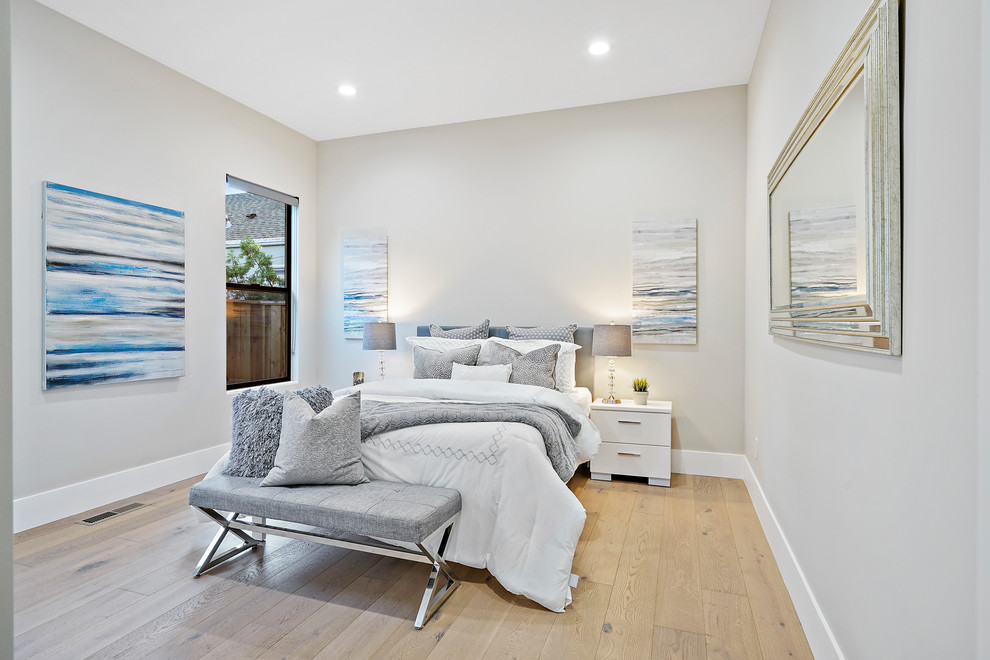 Idee per una camera da letto moderna di medie dimensioni con pareti grigie, parquet chiaro e pavimento beige