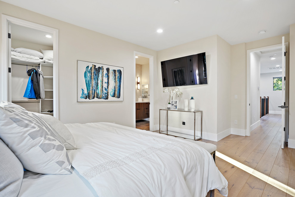 Inspiration for a mid-sized modern master light wood floor and beige floor bedroom remodel in San Francisco with beige walls and no fireplace