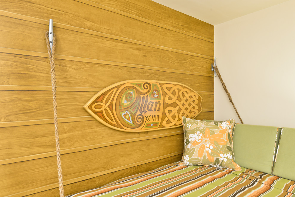 Cette image montre une chambre d'amis marine de taille moyenne avec un mur beige, parquet foncé et un sol marron.