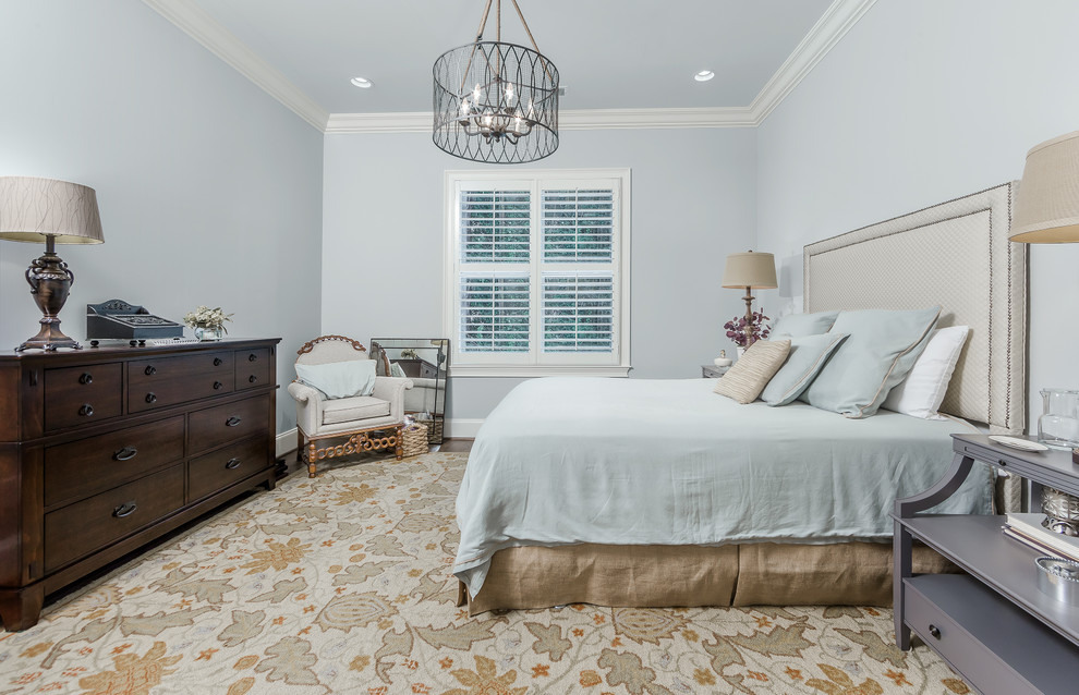 Стильный дизайн: хозяйская спальня среднего размера в стиле неоклассика (современная классика) с серыми стенами, полом из ламината и коричневым полом - последний тренд