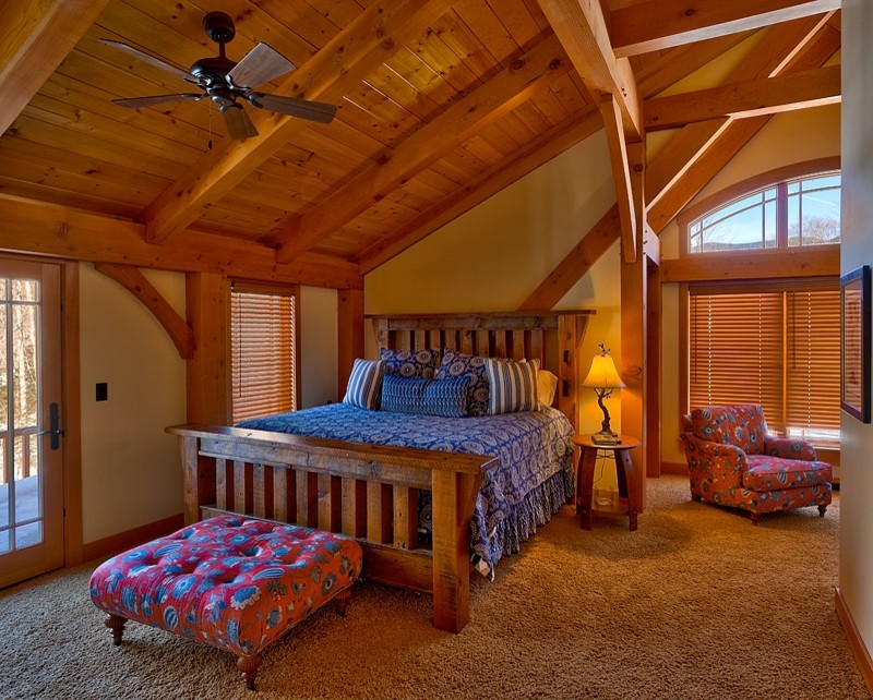 Diseño de dormitorio clásico de tamaño medio sin chimenea con paredes marrones, moqueta y suelo marrón
