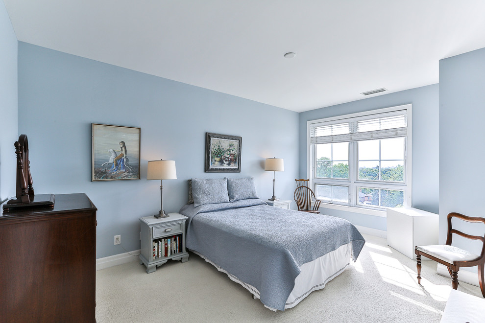 Immagine di una camera degli ospiti tradizionale di medie dimensioni con pareti blu, moquette, nessun camino e pavimento beige