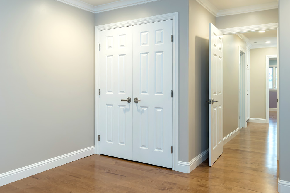 Immagine di una camera degli ospiti chic di medie dimensioni con pareti blu, pavimento in legno massello medio, nessun camino e pavimento bianco
