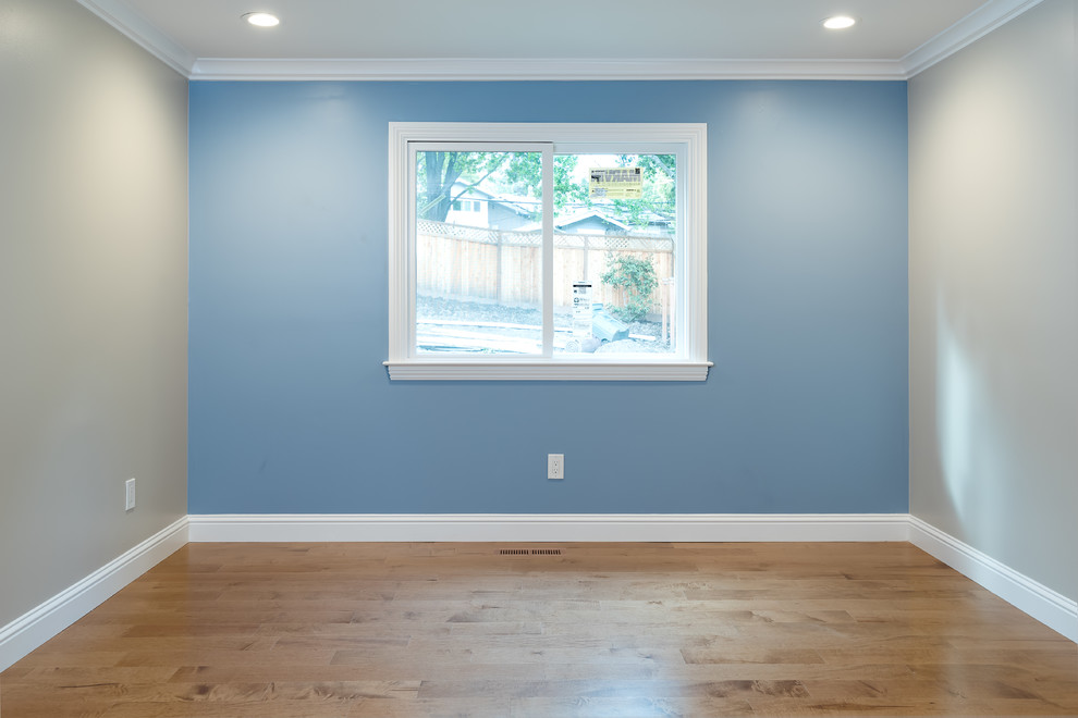 サンフランシスコにある中くらいなトランジショナルスタイルのおしゃれな客用寝室 (青い壁、無垢フローリング、暖炉なし、白い床) のレイアウト