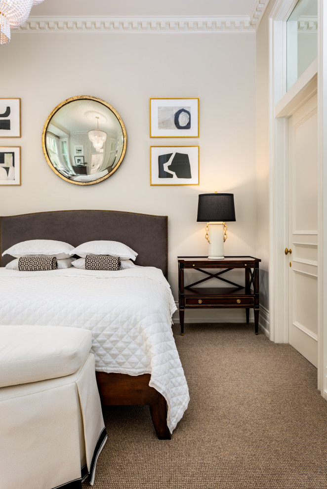 Modelo de habitación de invitados tradicional renovada de tamaño medio sin chimenea con paredes blancas, moqueta y suelo beige