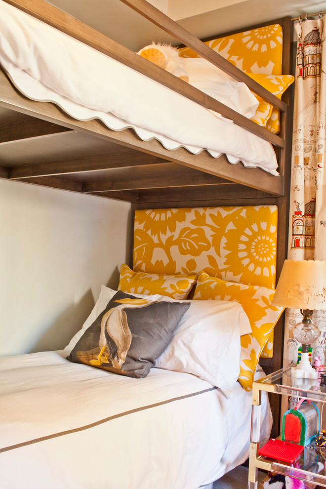 Foto de dormitorio actual pequeño con paredes blancas y moqueta