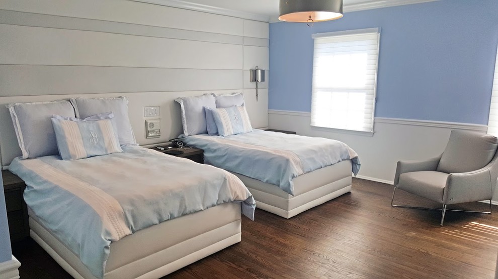 オレンジカウンティにある中くらいなモダンスタイルのおしゃれな客用寝室 (青い壁、無垢フローリング、暖炉なし、茶色い床) のインテリア