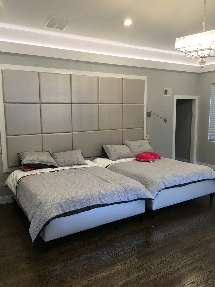 Пример оригинального дизайна: гостевая спальня среднего размера, (комната для гостей) в стиле модернизм с серыми стенами и темным паркетным полом без камина