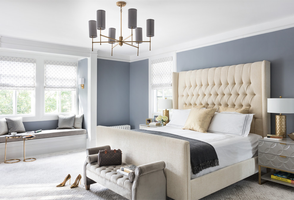 ニューヨークにある広いトランジショナルスタイルのおしゃれな主寝室 (グレーの壁、カーペット敷き、ベージュの床、白い天井) のインテリア