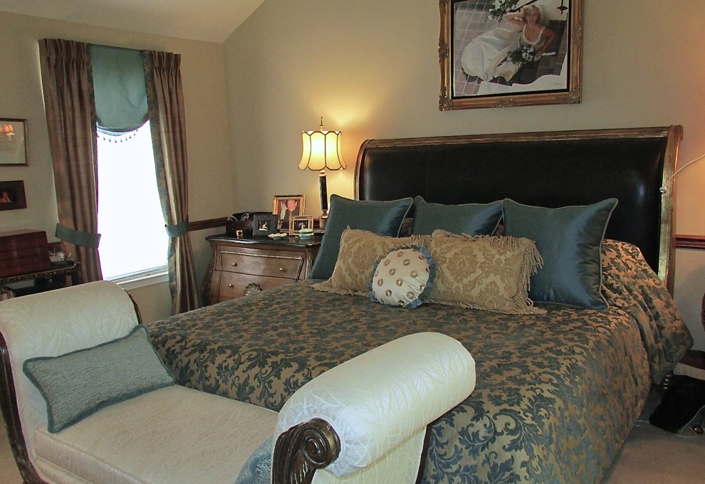 На фото: хозяйская спальня среднего размера в стиле неоклассика (современная классика) с бежевыми стенами и ковровым покрытием без камина