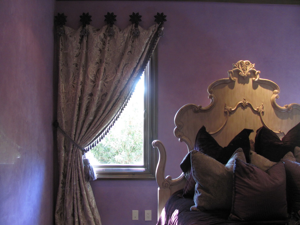 На фото: гостевая спальня (комната для гостей) в классическом стиле с фиолетовыми стенами