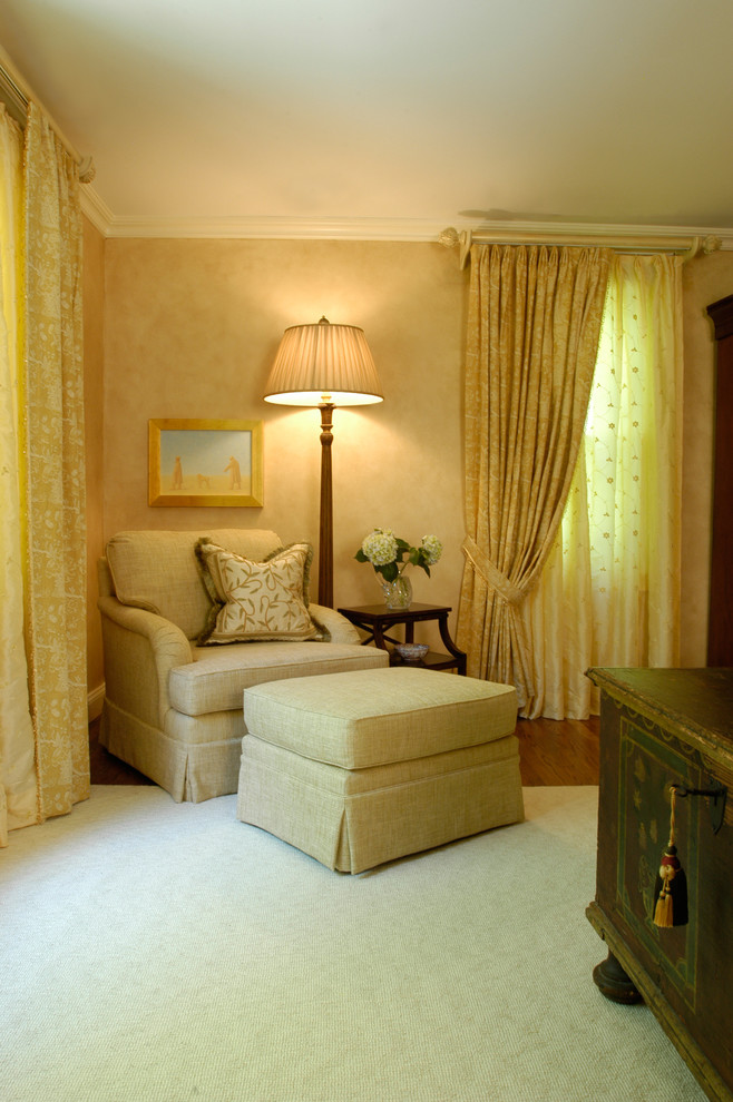 Mittelgroßes Klassisches Hauptschlafzimmer mit gelber Wandfarbe und braunem Holzboden in Boston