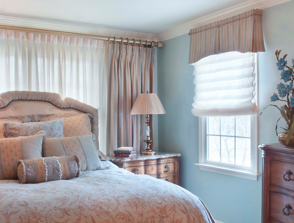 Стильный дизайн: хозяйская спальня среднего размера в стиле неоклассика (современная классика) с синими стенами и темным паркетным полом - последний тренд