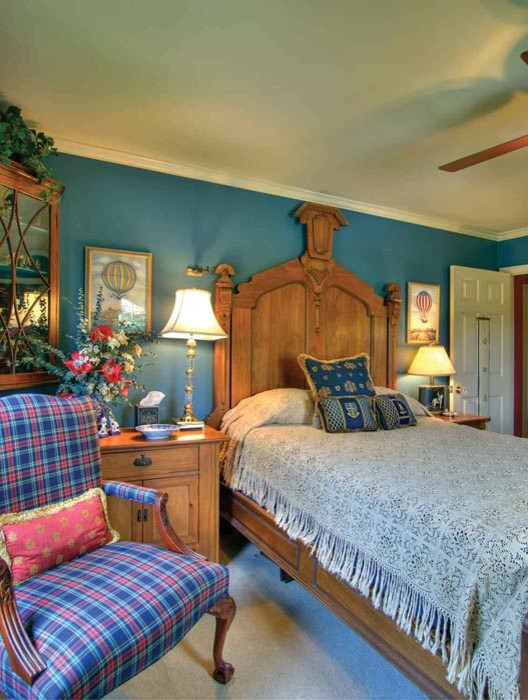 Foto de habitación de invitados de estilo americano de tamaño medio con paredes azules, moqueta y suelo gris