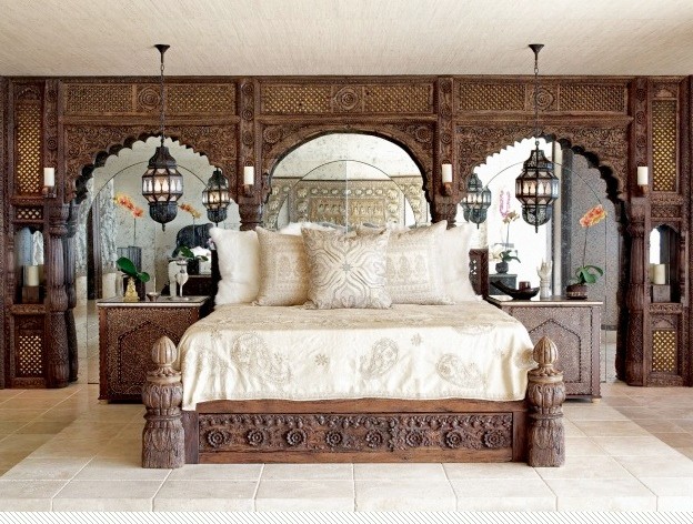 Стильный дизайн: большая хозяйская спальня в стиле рустика с коричневыми стенами, полом из сланца и бежевым полом без камина - последний тренд