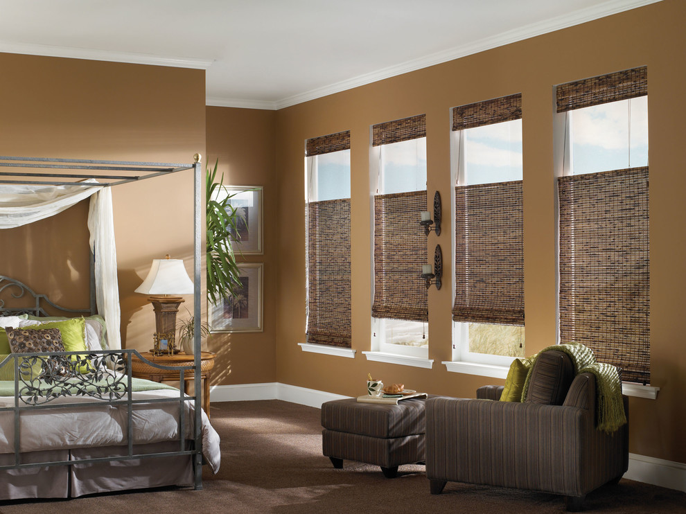 Idée de décoration pour une grande chambre tradition avec un mur marron et un sol marron.