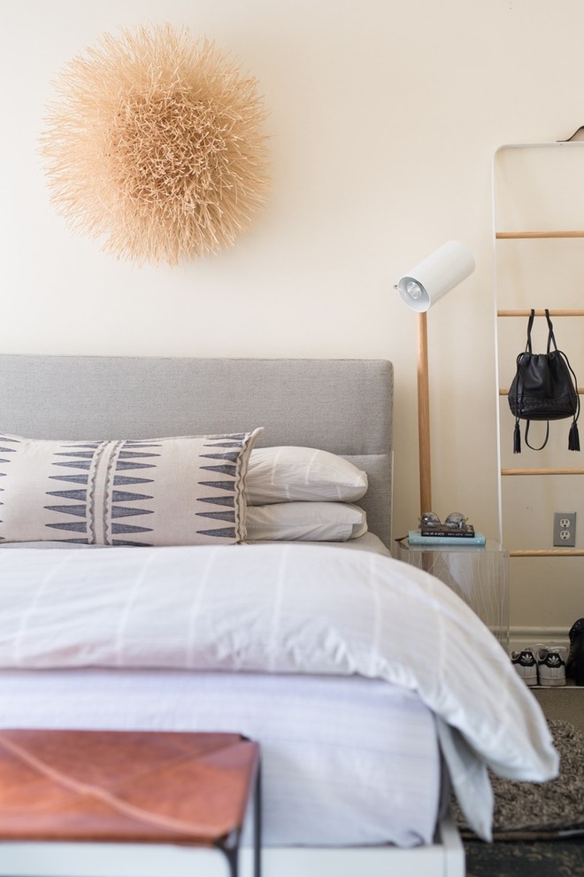 Kleines Modernes Hauptschlafzimmer mit beiger Wandfarbe in Boston
