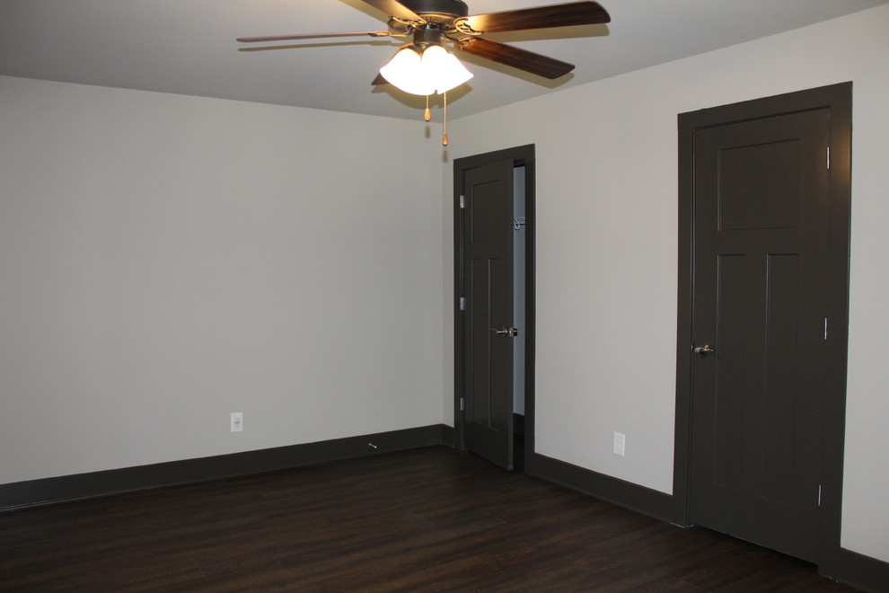 Mittelgroßes Rustikales Gästezimmer ohne Kamin mit weißer Wandfarbe, Vinylboden und schwarzem Boden in Atlanta