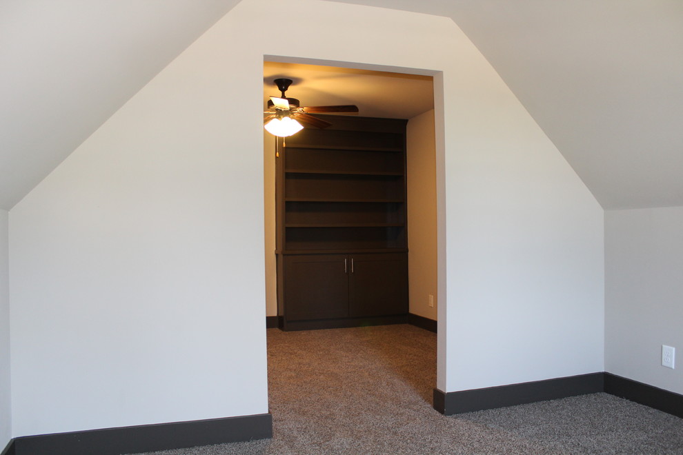 Mittelgroßes Rustikales Gästezimmer ohne Kamin mit weißer Wandfarbe, Teppichboden und grauem Boden in Atlanta