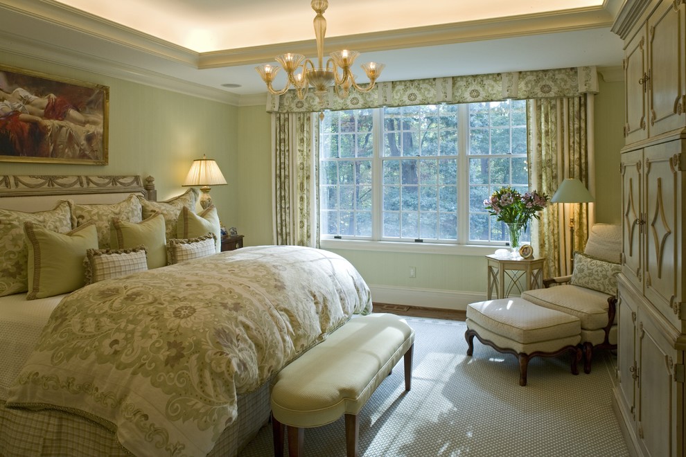 Ispirazione per una camera da letto tradizionale con pareti verdi