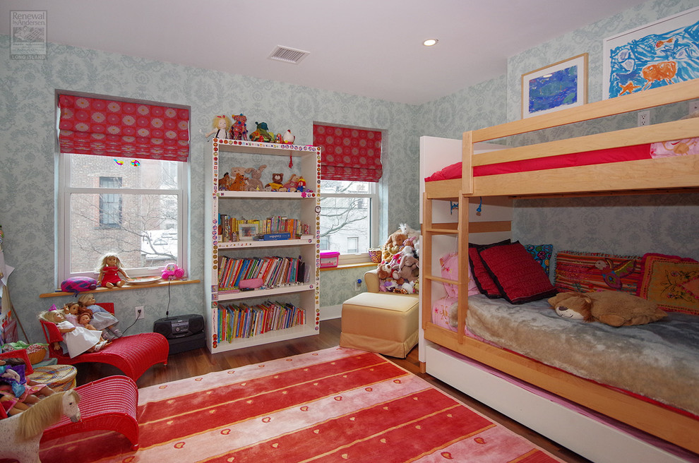 Ejemplo de dormitorio de tamaño medio sin chimenea con paredes azules, suelo de madera en tonos medios y suelo multicolor