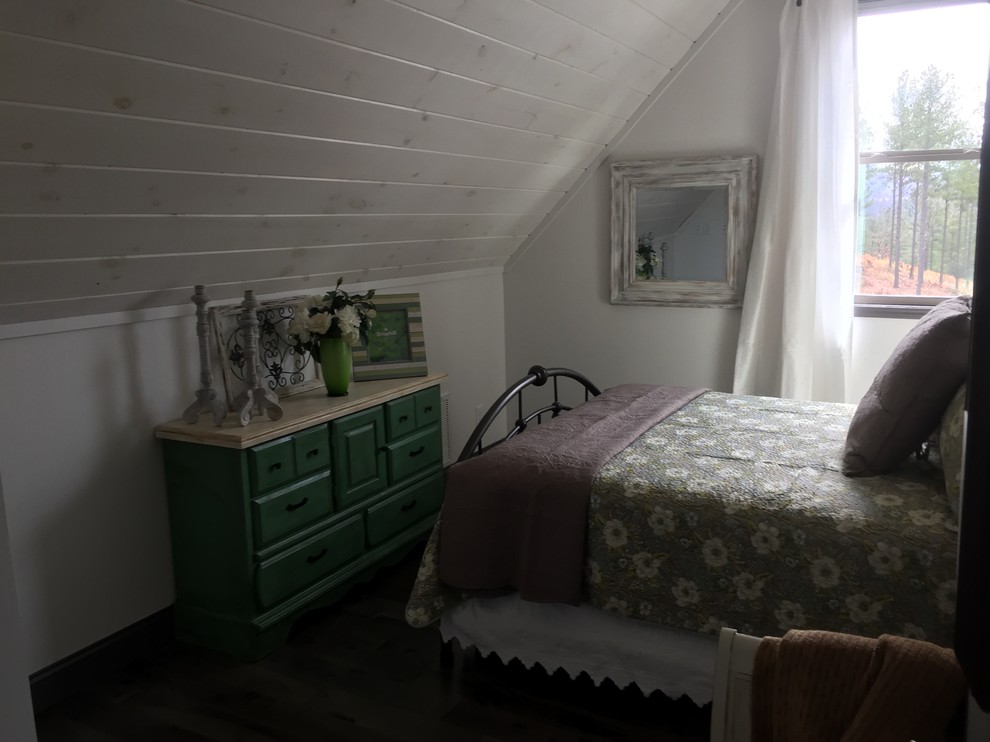 Exempel på ett klassiskt sovloft, med vita väggar, mörkt trägolv och grått golv