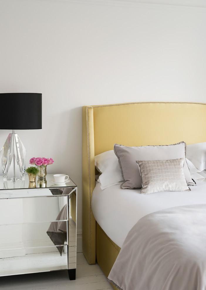 Идея дизайна: спальня в современном стиле с белыми стенами и деревянным полом
