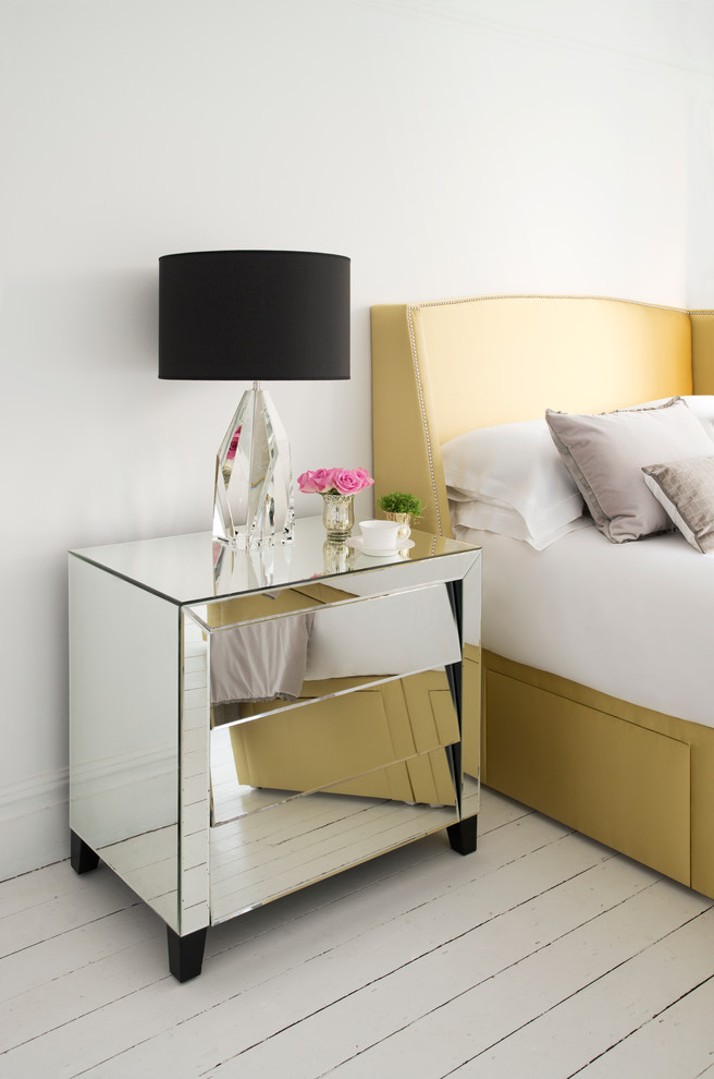 Стильный дизайн: спальня в современном стиле с белыми стенами и деревянным полом - последний тренд