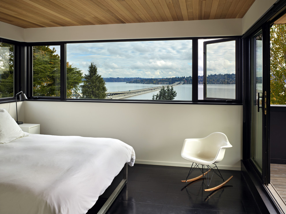 シアトルにある中くらいなコンテンポラリースタイルのおしゃれな主寝室 (白い壁、黒い床)