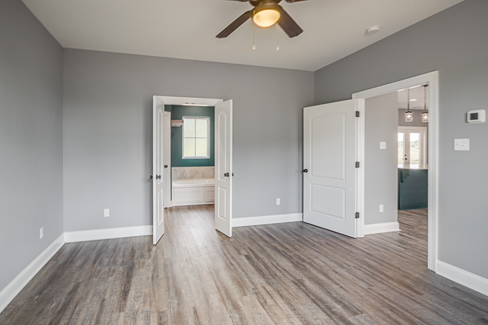 Ejemplo de dormitorio principal clásico de tamaño medio con paredes grises, suelo vinílico y suelo gris