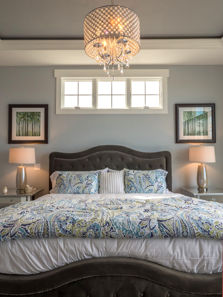 Идея дизайна: спальня в стиле неоклассика (современная классика) с синими стенами без камина