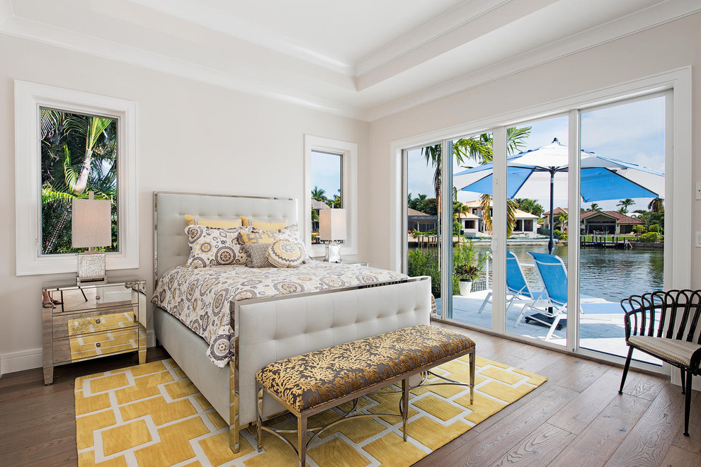 Mittelgroßes Klassisches Gästezimmer mit weißer Wandfarbe und braunem Holzboden in Tampa