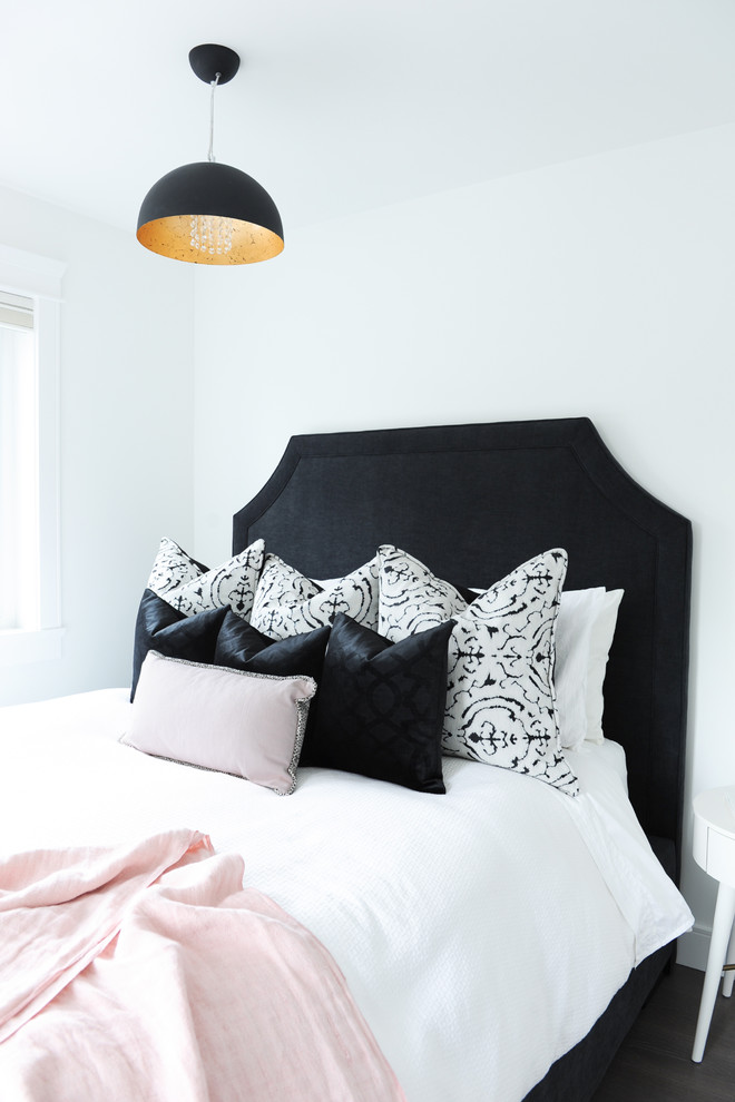 Ejemplo de habitación de invitados minimalista pequeña sin chimenea con paredes blancas y suelo de madera en tonos medios