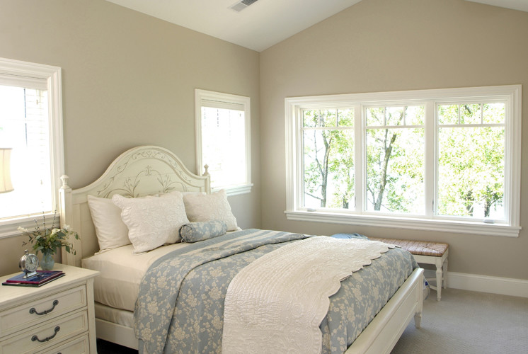 Modelo de habitación de invitados clásica grande con paredes beige y moqueta