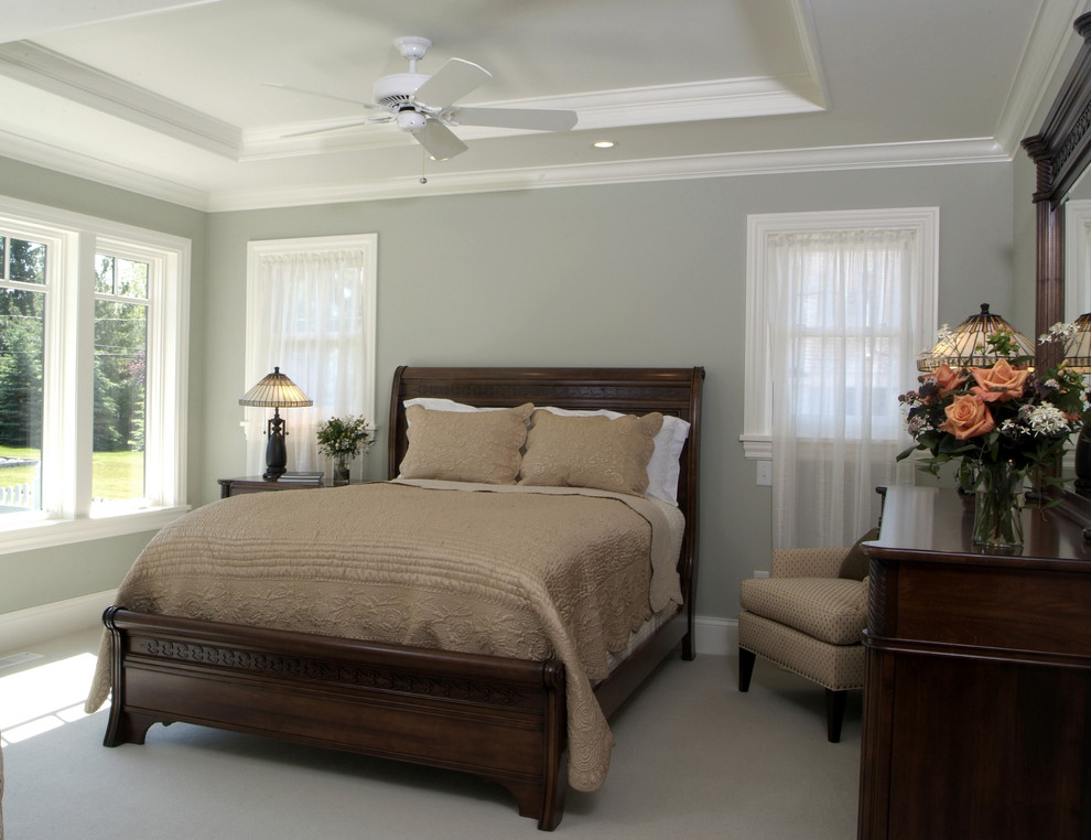 Источник вдохновения для домашнего уюта: большая хозяйская спальня в классическом стиле с серыми стенами и ковровым покрытием