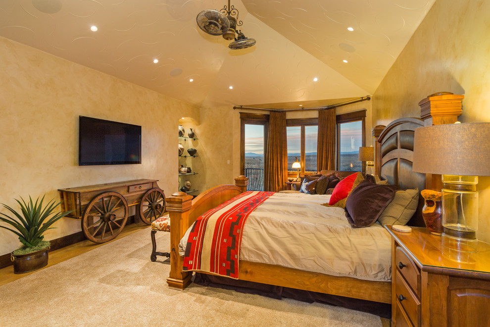 Imagen de dormitorio principal de estilo americano grande con paredes beige