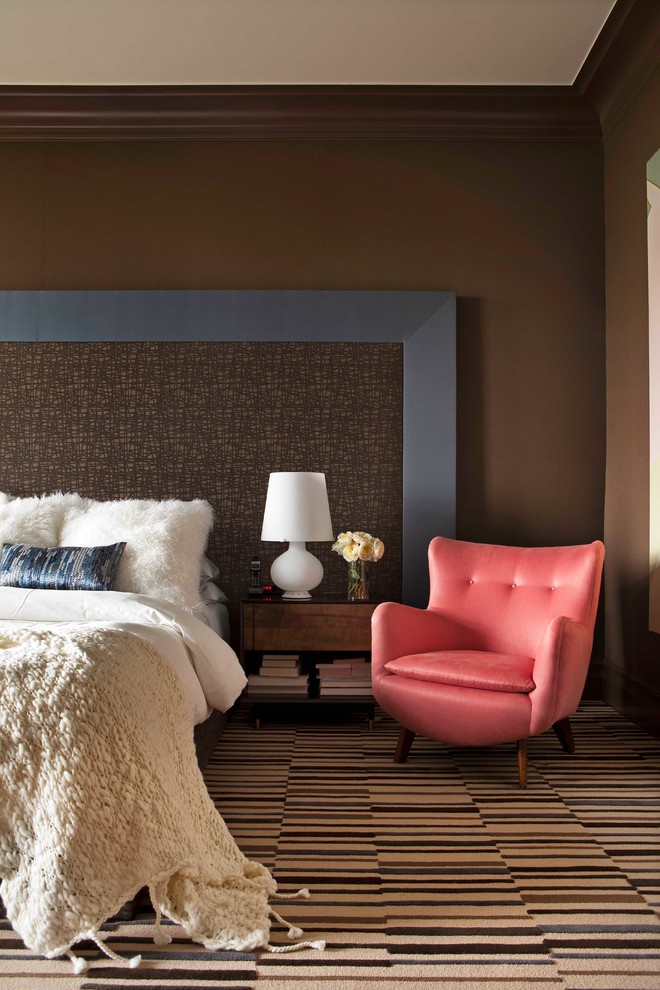 Идея дизайна: спальня в современном стиле с коричневыми стенами и ковровым покрытием