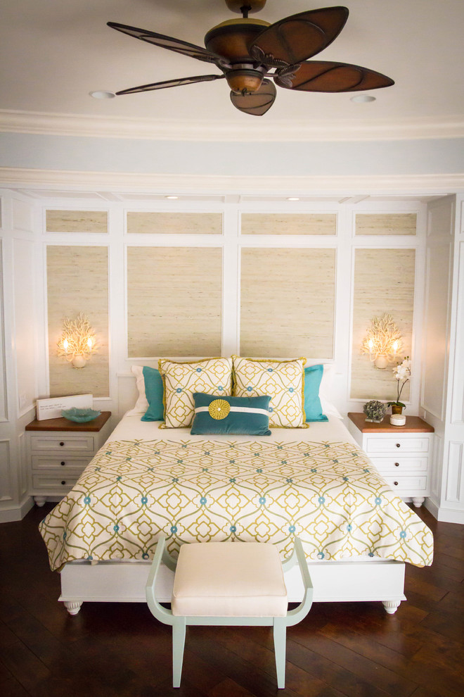 Diseño de dormitorio principal tropical grande con paredes multicolor, suelo de madera oscura y suelo marrón