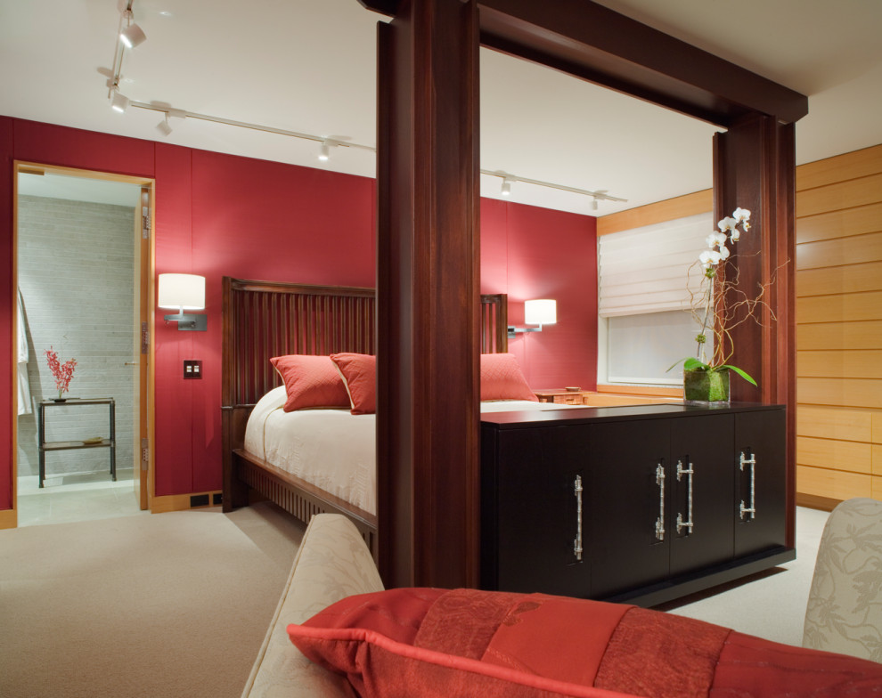 На фото: хозяйская спальня среднего размера в восточном стиле с красными стенами, ковровым покрытием, бежевым полом и панелями на части стены без камина
