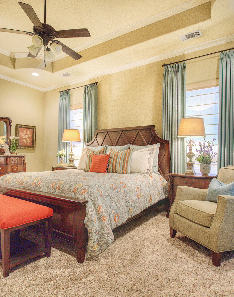 Imagen de dormitorio principal tradicional renovado sin chimenea con paredes beige, moqueta y suelo beige