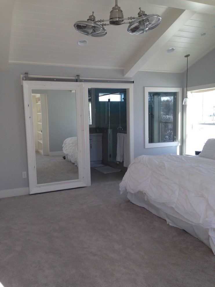 Свежая идея для дизайна: большая хозяйская спальня в стиле неоклассика (современная классика) с ковровым покрытием - отличное фото интерьера