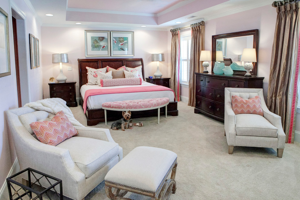 Идея дизайна: хозяйская спальня среднего размера в стиле неоклассика (современная классика) с розовыми стенами и ковровым покрытием